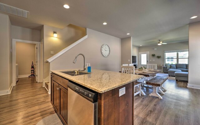 Fayetteville House: Pool Access & Gas Grill!