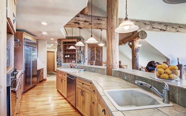 Dunkin Hill Lodge 5 Bedroom Home by RedAwning