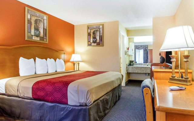 Econo Lodge Inn & Suites