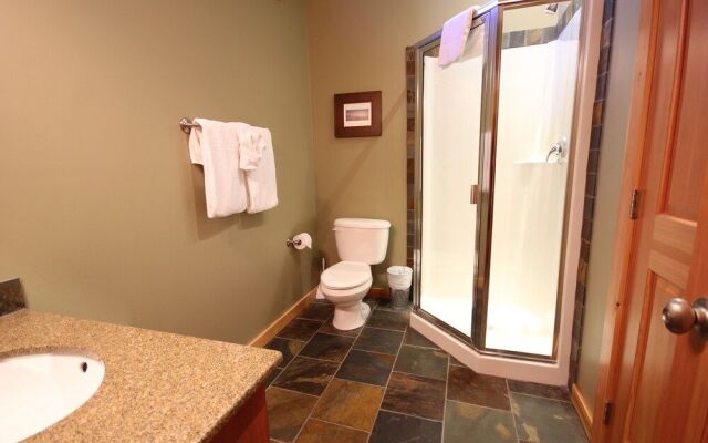 Pinnacle Ridge Chalets by Fernie Lodging Co