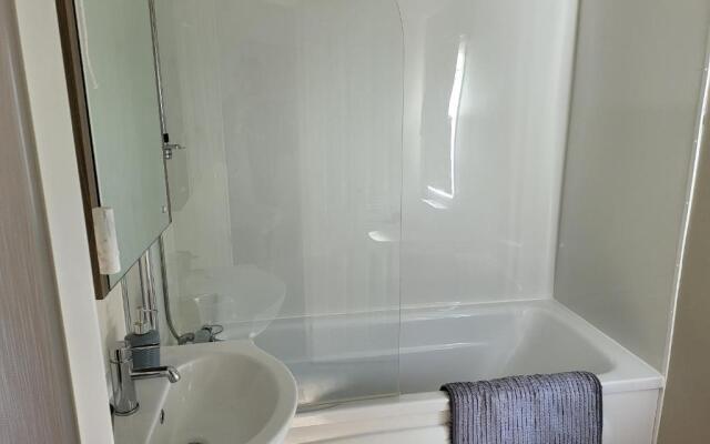 2br-sleeps6-fireplace-parking-patio-seaside