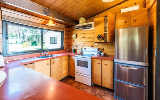 Peaceful Picnic Bay - Surfdale Holiday Home