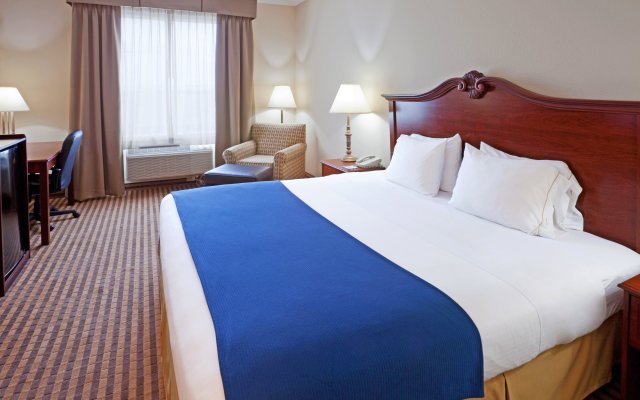 Holiday Inn Express & Suites Waxahachie by IHG