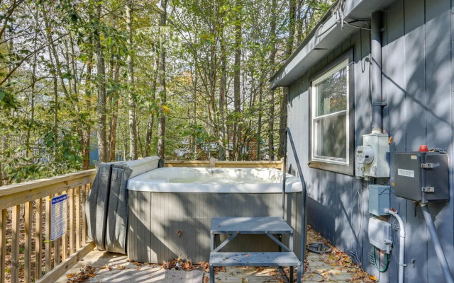 Modern Poconos Chalet w/ Private Hot Tub, Fire Pit