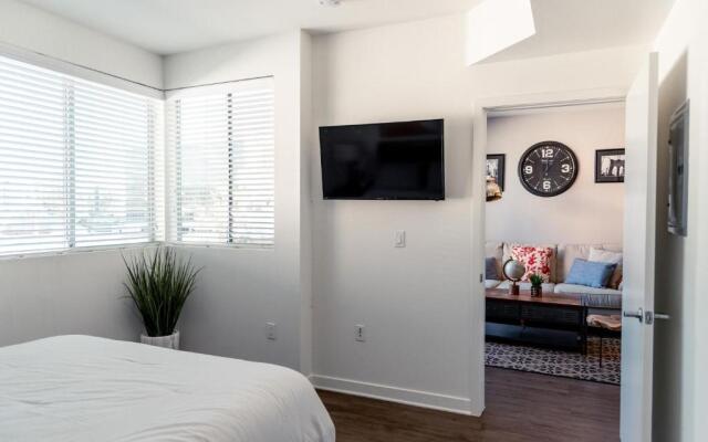Santa Monica 2 Bed/ 2 Bath