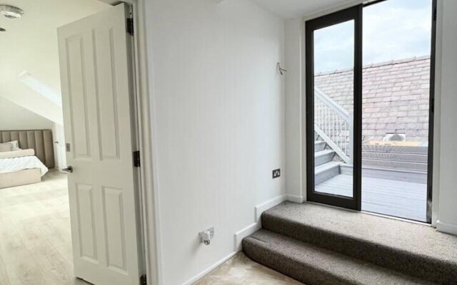 Luxury 3 Bedroom Penthouse w Massive Roof Terrace