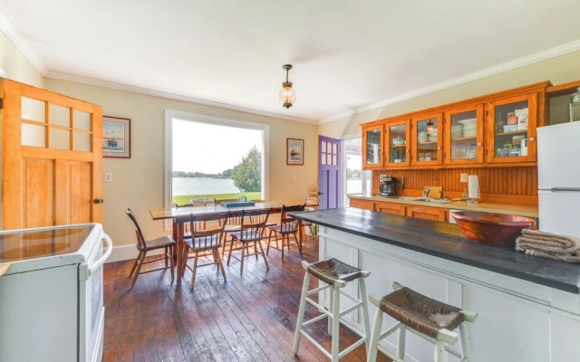 Bayfront Heathsville Home w/ Crabbing Pier!