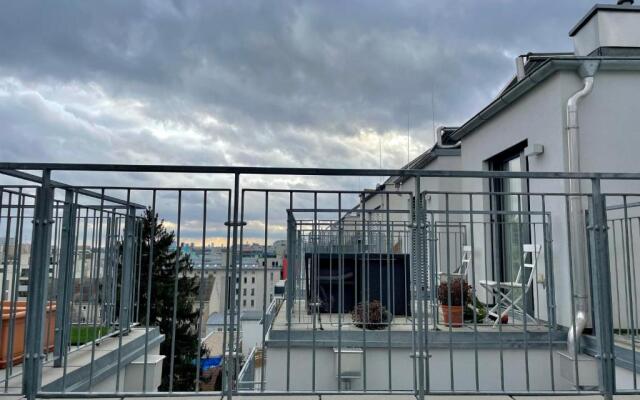 ECA Rooftop Live - Private Rooms & Serviced Apartments