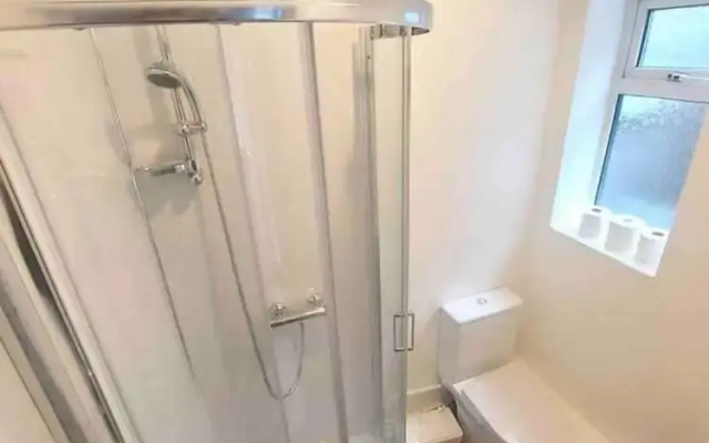 Inviting 4-bed House Near Heathrow w/ Fireplace