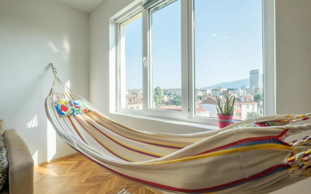 ARTistic & Spacious 2BD Central Apt