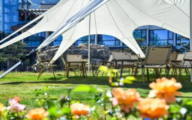 Howard Johnson Lake Serenity hot springs hotel Xichang