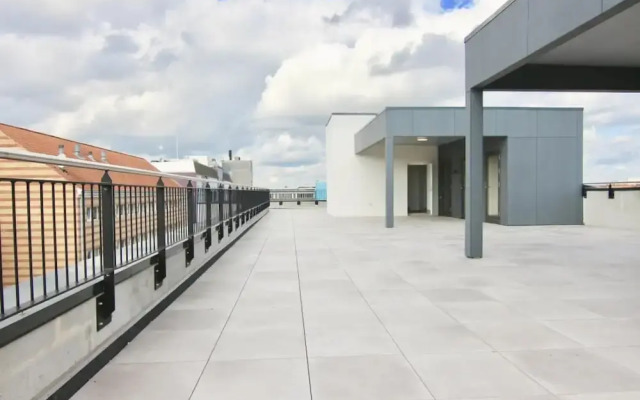 Stunning 2-bed w Large Balcony
