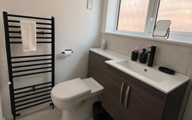 Nottingham 2-bed House, Sleeps 4, Pet Friendly