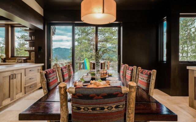 Bronson by AvantStay | Sleeps 17! On the Slopes! Squaw Valley w/Hot Tub&Fire Pit