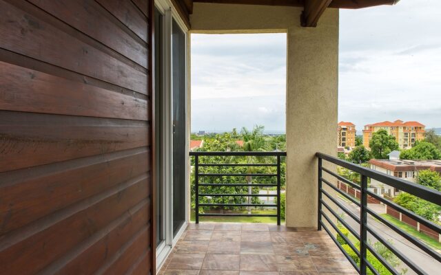 Kinsgton Modern Duplex Apartment with Pool
