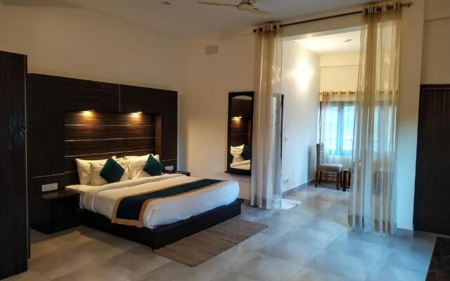 Hotel Holiday Highlights by Howard