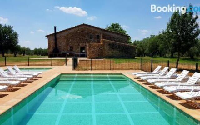 Masía para grupos con piscina privada28 pax