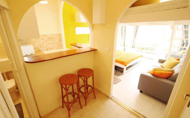 Sunny Studio with balcony in Party District