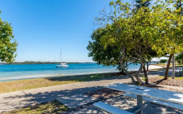 Ground floor air conditioned, fabulous waterviews overlooking Pumicestone Passage
