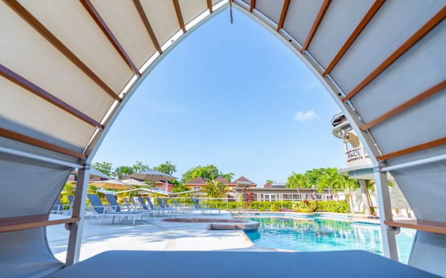 Travellers Beach Resort