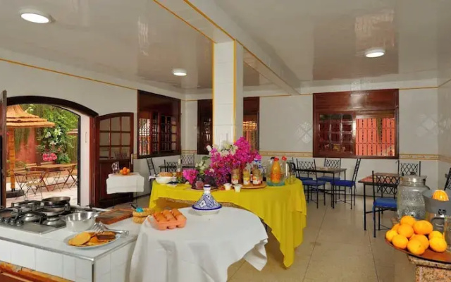 Lhostel