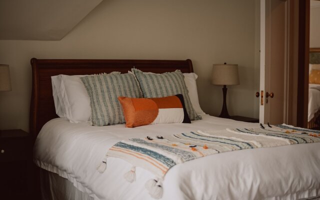 Hill Road Manor Bed & Breakfast