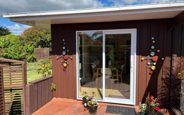 Tranquility Base - Waikanae Beach Holiday Home