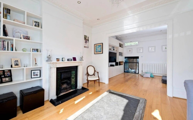 Bright & Spacious 5 Bed House in Charming Putney
