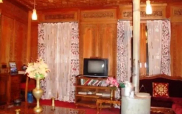 Howrah Houseboat – Guest Rooms – Srinagar