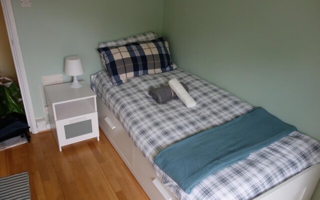 NEW Cosy 2 Bedroom Flat on Englefield Green