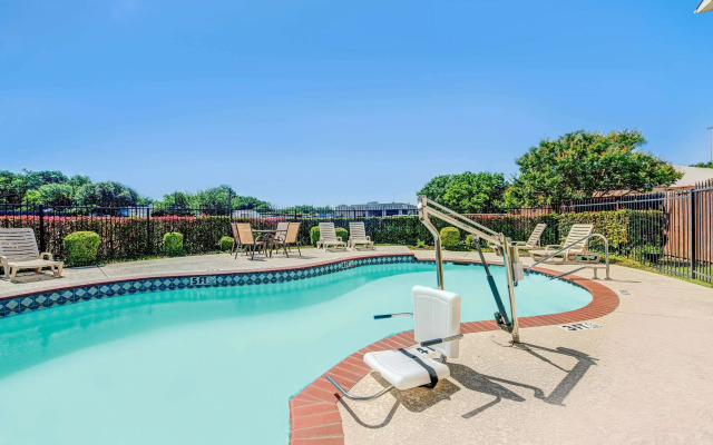 Super 8 by Wyndham McKinney/Plano Area