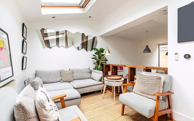 Modern & Airy 2-bed Gem in Trendy Stoke Newington