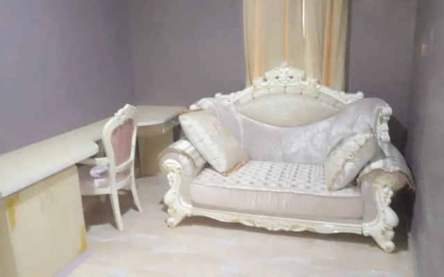 Gold Crown Hotel