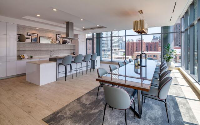 Level Chicago – Old Town