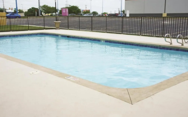 La Quinta Inn & Suites By Wyndham Tulsa Central