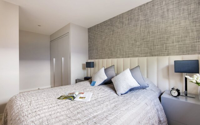 Bright Chelsea Grosvenor Waterside Apartment