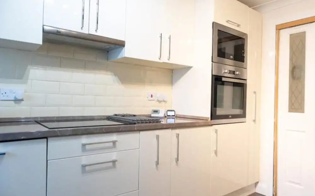 Immaculate 4-bed House in Southampton