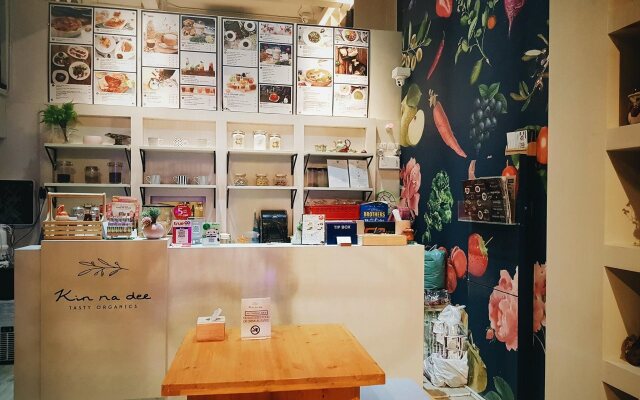 Kinnon Deluxe Hostel Coworking Cafe