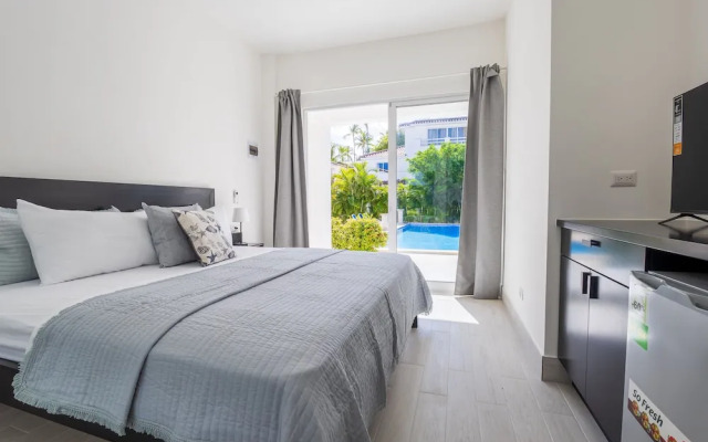 Beachfront 7BR Villa with Pool & Maid