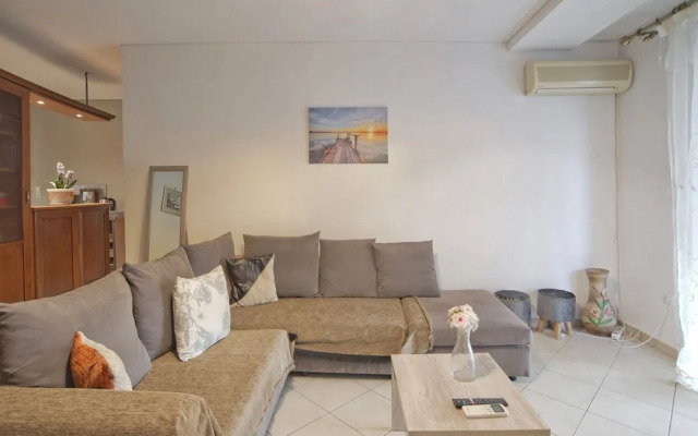 Seaside Apartment in Piraeus