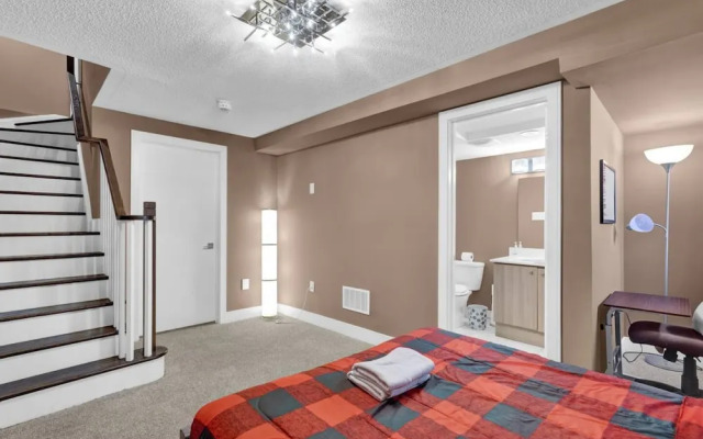 Stylish Mississauga Lower Unit BBQ Yard Paradise