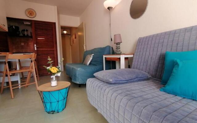 agréable studio avec terrasse à150m de la plage