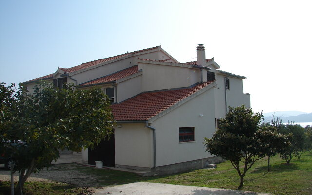 Apartment Damir - on the sea side : A3 Tribunj, Riviera Sibenik