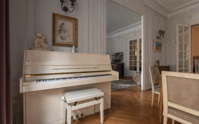 Splendid 5BR Family Apartment - Trocadero