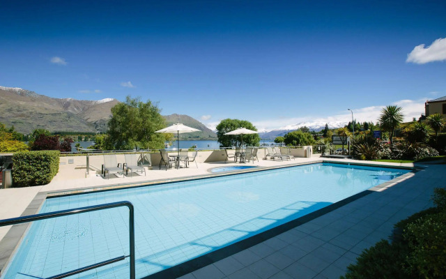 Lakeside Apartments