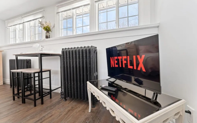 Private Studio Apartment in Burlington - U5