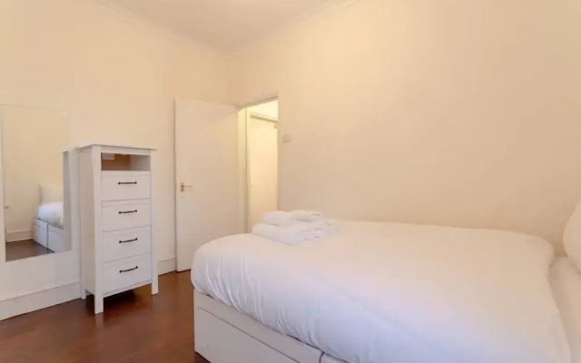 Cozy Charming 3 Bedroom House in Hammersmith