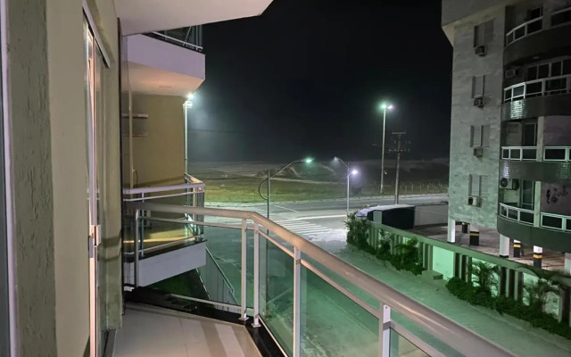 Apto 2 quartos com AR Cond, prédio frente p/ praia