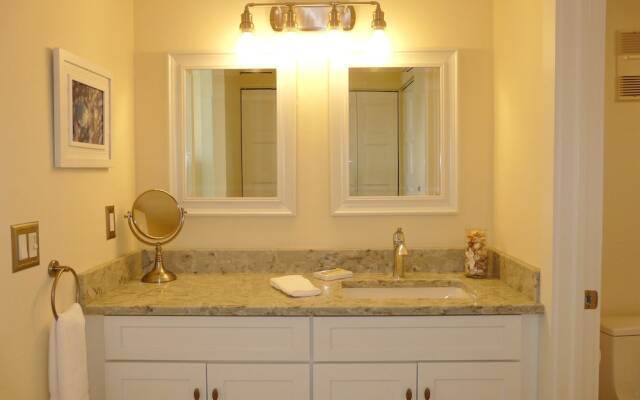 Inviting Condo on Beach With Pool and Tennis Courts