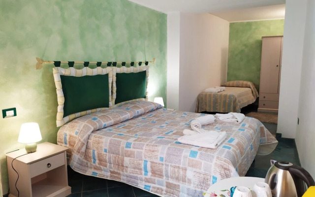 Caprera Room - Air-conditioned Triple Room in Maranola - Formia